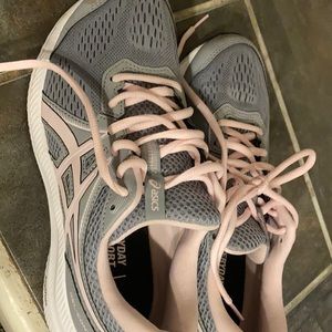 Super cute ASIC tennis shoe! Like new!